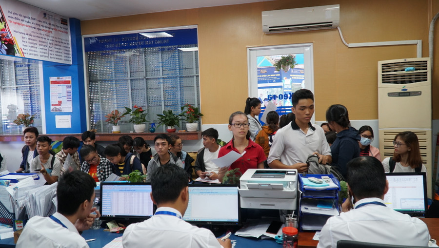 cho tới khu vực trong phòng của Trường ĐH Nguyễn Tất Thành đều đông cứng thí sinh làm thủ tục nhập học