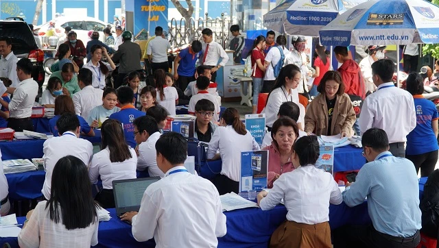 Tại Trường ĐH Nguyễn Tất Thành thí sinh đến làm thủ tục nhập học hai ngày cuối tuần rất đông lên tới hàng ngàn thí sinh