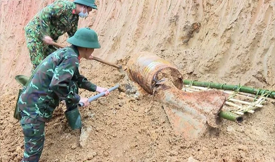 Lực lượng bộ đội di chuyển quả bom mới phát hiện