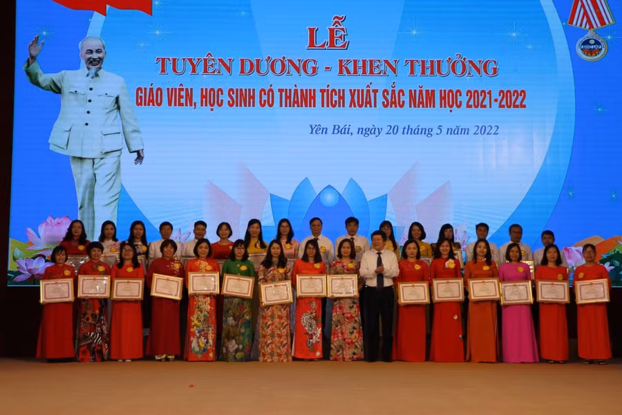 Sở GD&amp;ĐT Yên Bái tặng giấy khen cho giáo viên có học sinh đoạt giải.