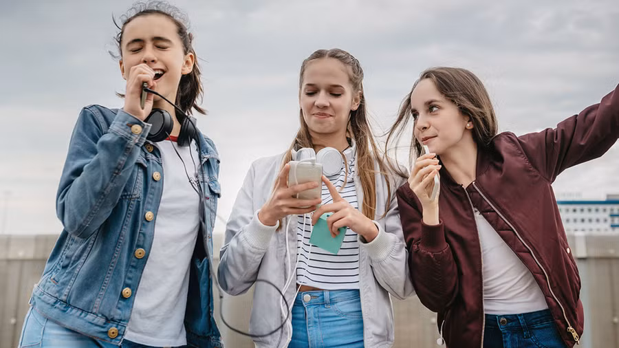 Bạn cũng nên tập trung vào con mình và hỗ trợ chúng khi chúng cần bạn để giải quyết tình huống. (Ảnh: ITN).