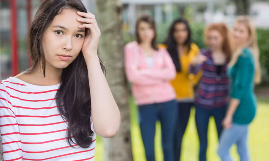 Nếu tâm trạng của con bất ổn hoặc con cư xử khác với một người bạn cụ thể thì đó là điều đáng để xem xét. (Ảnh: ITN).