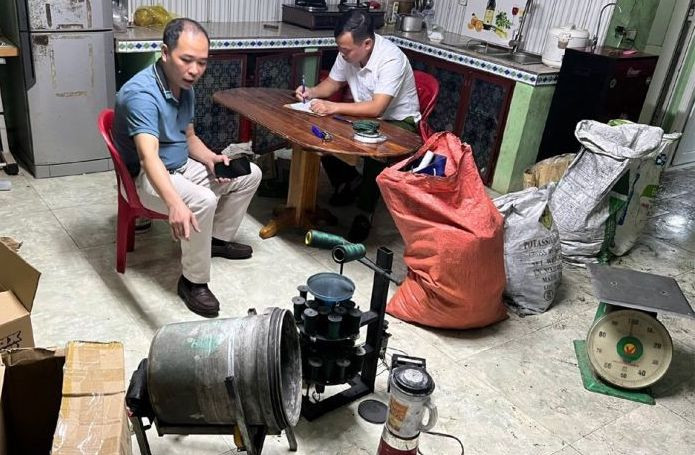 Nhiều máy móc, thiết bị, vật liệu dùng để sản xuất pháo được phát hiện tại căn hầm bí mật. (Ảnh: CATH) Nhiều máy móc, thiết bị, vật liệu dùng để sản xuất pháo được phát hiện tại căn hầm bí mật. (Ảnh: CATH)