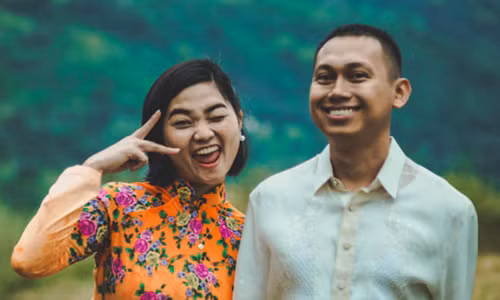 Cô dâu Sài Gòn trang trí đám cưới bằng lá chuối, hoa dại ảnh 3 Vợ chồng trẻ tổ chức đám cưới mình như một ngày hội thân mật, vui vẻchobạn bè, người thân. Ảnh: Kim Anh