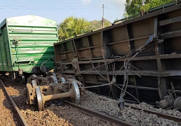 Trật bánh tàu hàng AH2 ở Suối Kiết