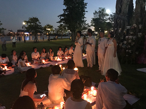 Cô dâu Sài Gòn trang trí đám cưới bằng lá chuối, hoa dại ảnh 2 Hơn 100 khách trong trang phục trắng tinh khôi đến dự đám cưới của cặp đôi tại một công viên ở TP HCM. Ảnh: Kim Anh