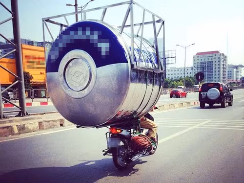 Người vận chuyển phiên bản Việt.