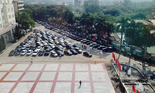 Tôi muốn lấy chiếc xe ở giữa tam giác kia kìa. Tôi muốn lấy chiếc xe ở giữa tam giác kia kìa.
