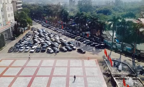 Tôi muốn lấy chiếc xe ở giữa tam giác kia kìa.