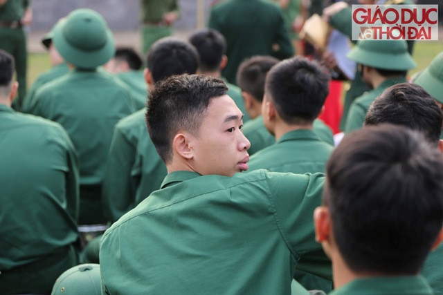 Nhiều tân binh tỏ ra bịn rịn trong ngày giao quân.