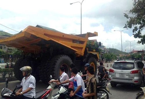 Lần đầu tiên thấy quái thú trên phố. Lần đầu tiên thấy quái thú trên phố.