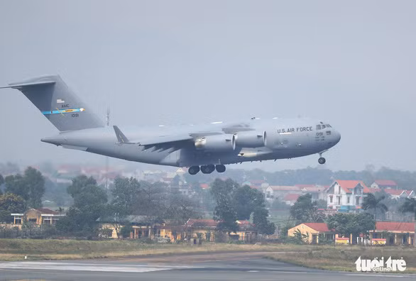 Chiếc C-17 của không quân Mỹ đến Nội Bài chiều 20-2 - Ảnh: Nguyễn Khánh