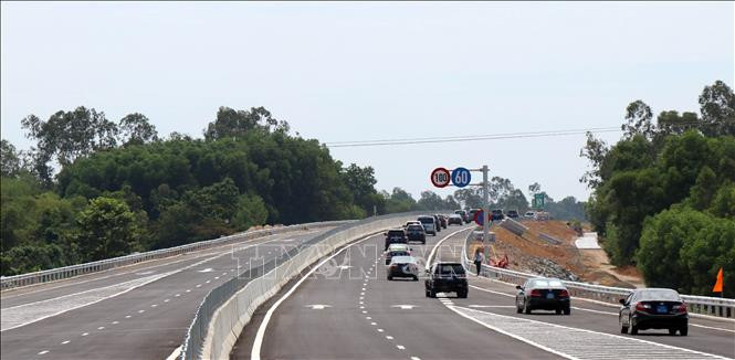 Yêu cầu cắm biển chỉ dẫn, ngăn phương tiện đi lùi trên cao tốc