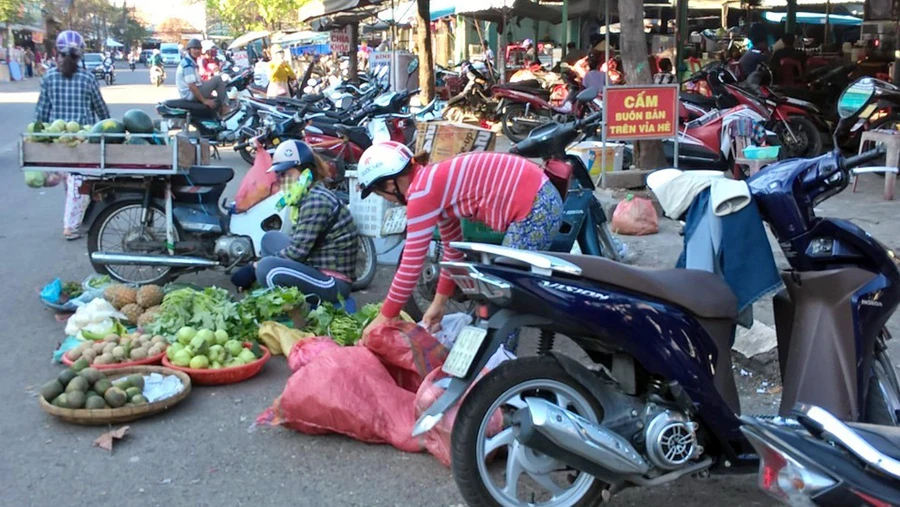 Cảnh chiếm lòng đường vỉa hè để họp chợ (ảnh chụp ngày 15/2)