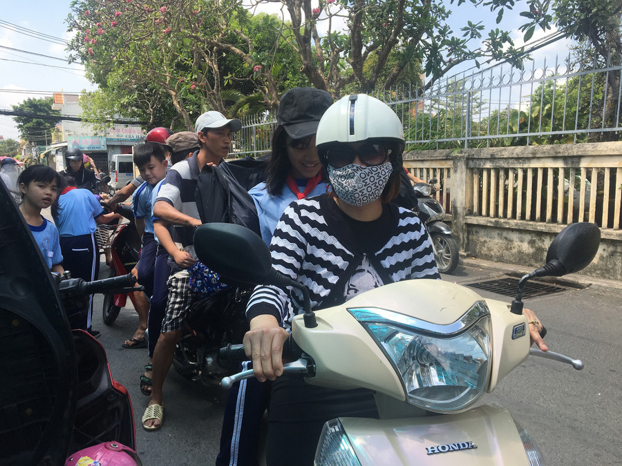 Phụ huynh đều chuẩn bị áo khoác, nón khi đón trẻ tan lớp Phụ huynh đều chuẩn bị áo khoác, nón khi đón trẻ tan lớp