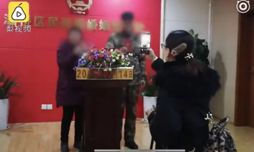 Con gái đưa bố đẻ và mẹ chồng đi... kết hôn ảnh 1 Lễ nhận giấy kết hôn của ông Zhao Jun và người vợ mới ở Cục Dân chính.