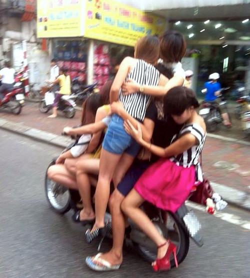 Có bao nhiêu người trên chiếc xe máy "thần thánh" này? Có bao nhiêu người trên chiếc xe máy thần thánh này?