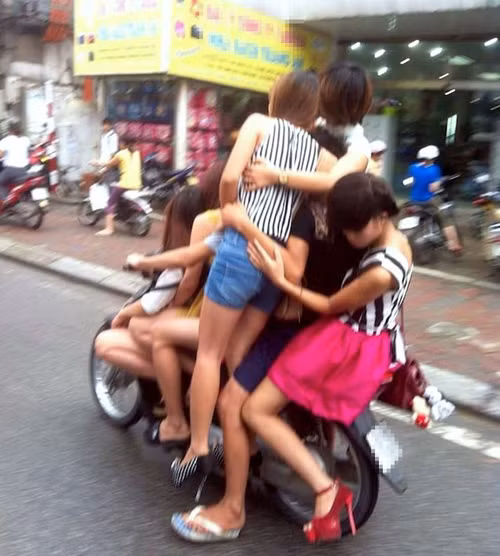 Có bao nhiêu người trên chiếc xe máy thần thánh này?