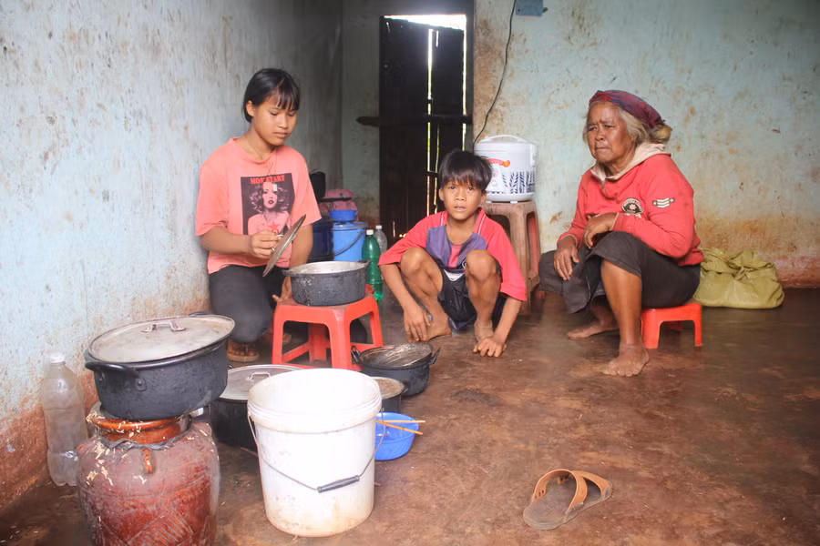  Mẹ mất, bố đi biệt tích nên 3 bà cháu nương tựa nhau sống.