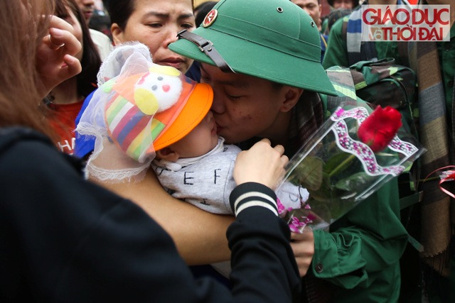 Nụ hôn của những người bố trẻ, theo tiếng gọi lên đường làm nhiệm vụ với Tổ Quốc