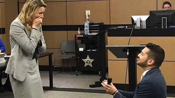 mat 5 thang dan dung de thuc hien man cau hon "doc" den ngo ngang hinh anh 1