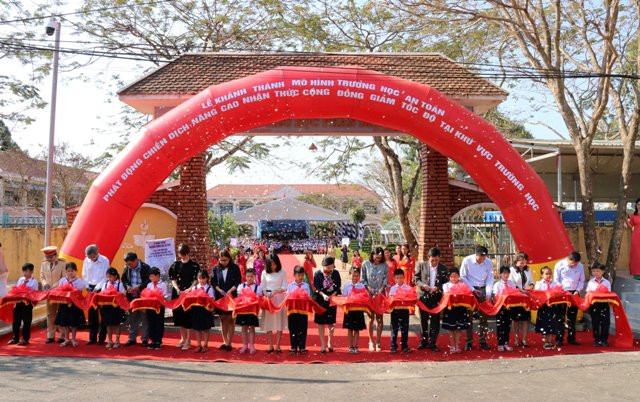 Các cơ quan chức năng cắt băng khánh thành mô hình “Trường học an toàn.”