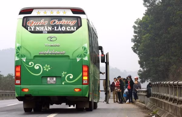 Xe đường dài vô tư dừng trên cao tốc Nội Bài - Lào Cai bắt khách