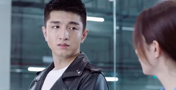 Đi lễ đầu năm, cô gái gặp được soái ca nhưng khi người đàn ông ấy quay mặt lại mới gây choáng váng, kinh khủng hơn nữa là người phụ nữ đi cạnh - Ảnh 2.