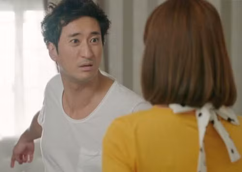 ban gai nhan tin cho vo lien tuc, nguoi dan ong theo doi va phat hien su that dau long hinh anh 1