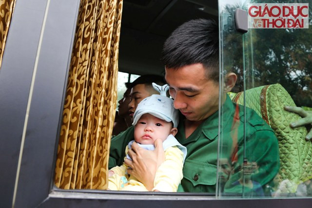 Tân binh Tạ Quang Hiếu sinh năm 1995 ôm cháu mình trước khi chia tay gia đình và người thân lên đường nhập ngũ.