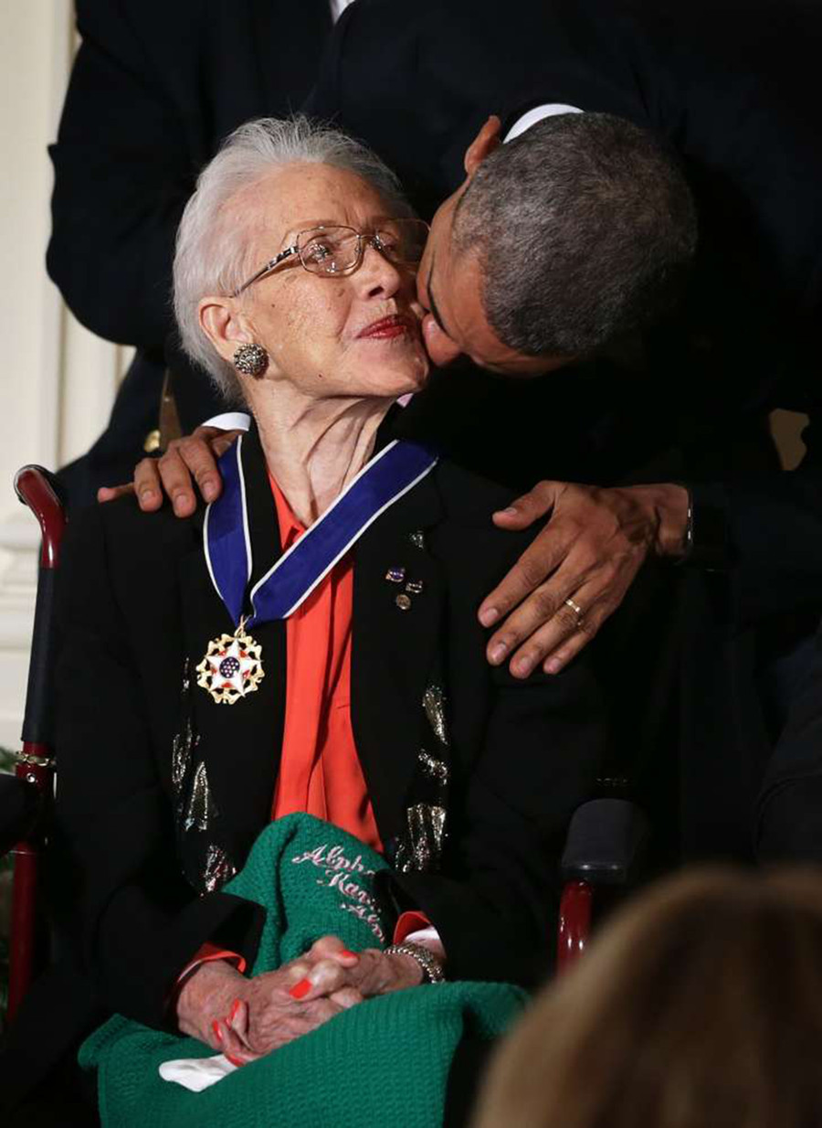 Tổng thống Barack Obama trao huân chương Tự do cho Katherine Johnson Tổng thống Barack Obama trao huân chương Tự do cho Katherine Johnson