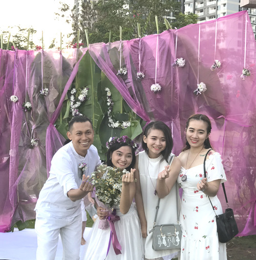 Cô dâu Sài Gòn trang trí đám cưới bằng lá chuối, hoa dại ảnh 1 Karl và Linh (ngoài cùng bên trái) chụp cùng bạn bè.Đám cưới của họ được trang trí bằng lá chuối,hoa dại. Ảnh: Kim Anh.