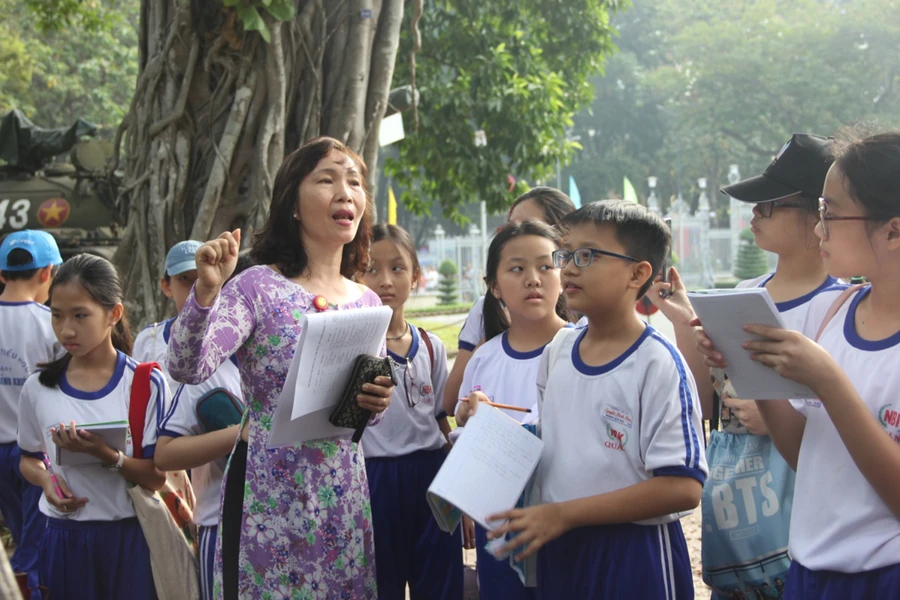 Học sinh Trường Tiểu học Nguyễn Bỉnh Khiêm trong tiết học ngoài nhà trường tại Dinh Thống Nhất