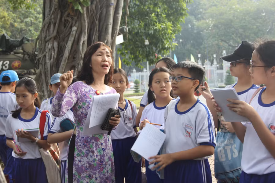 Học sinh Trường Tiểu học Nguyễn Bỉnh Khiêm trong tiết học ngoài nhà trường tại Dinh Thống Nhất