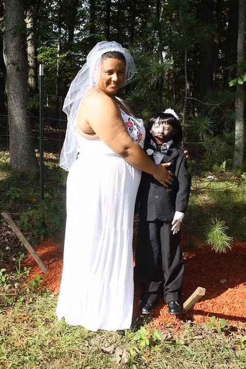 nguoi phu nu lam dam cuoi voi bup be thay ma kinh di hinh anh 1