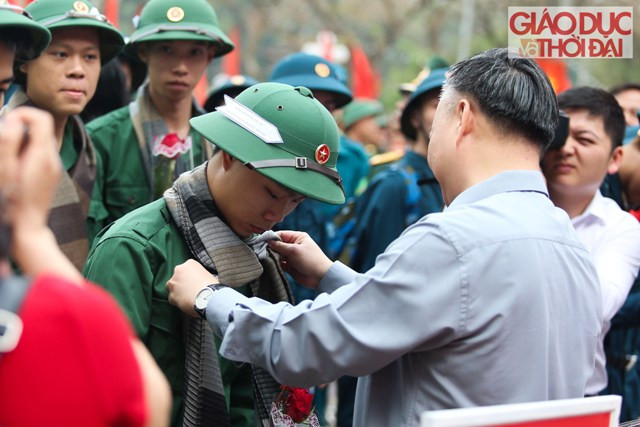 Tại quận Hà Đông trước giờ các tân binh lên đường làm nhiệm vụ, theo truyền thống mỗi tân binh sẽ được tặng 1 chiếc khăn của quê lụa