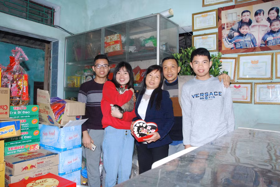 Lê Quang Huy và Lê Huy Hoàng cùng gia đình.