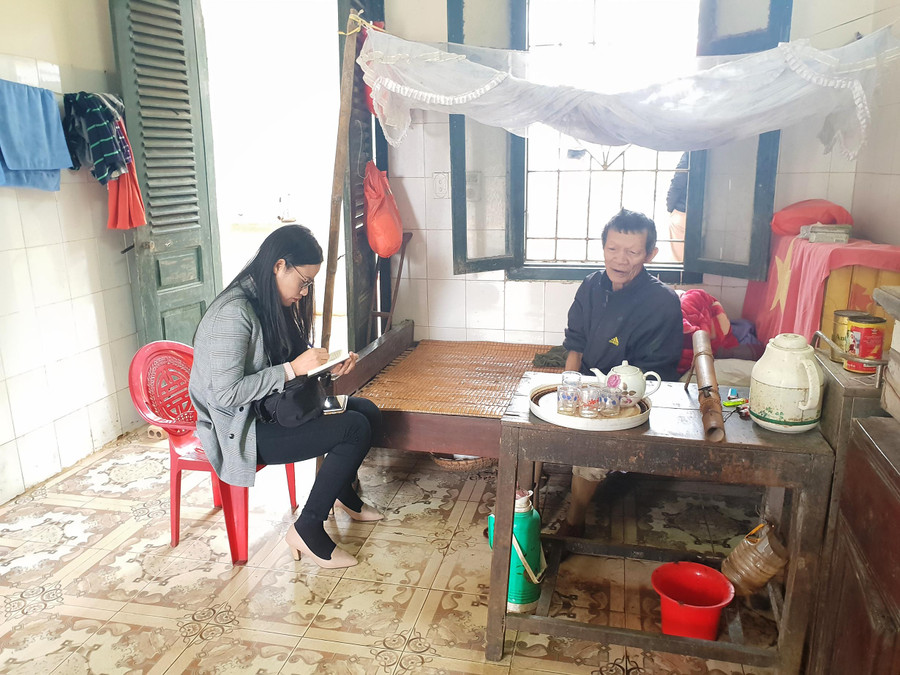 Ông Mai Văn Mùi (76 tuổi) ở “làng phong” trò chuyện với phóng viên Ông Mai Văn Mùi (76 tuổi) ở “làng phong” trò chuyện với phóng viên