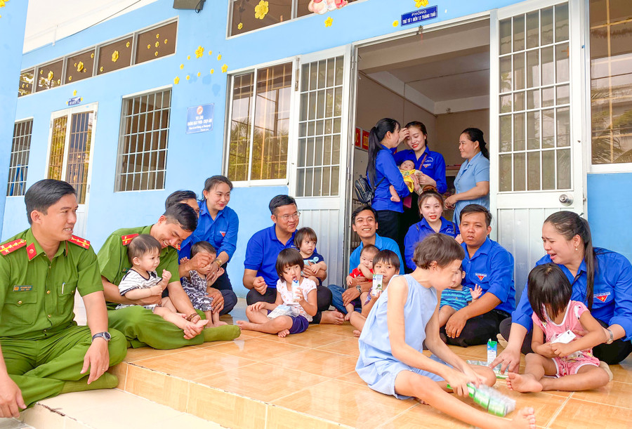 Tuổi trẻ Vĩnh Long thăm trẻ mồ côi. Tuổi trẻ Vĩnh Long thăm trẻ mồ côi.