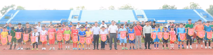 Đại diện các đội bóng nhận cờ lưu niệm.