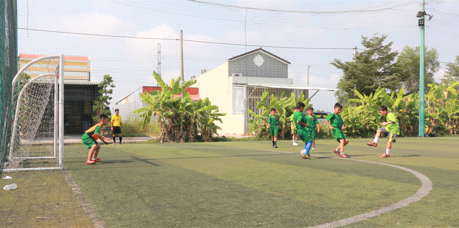 Học sinh tranh tài tại giải bóng. Học sinh tranh tài tại giải bóng.