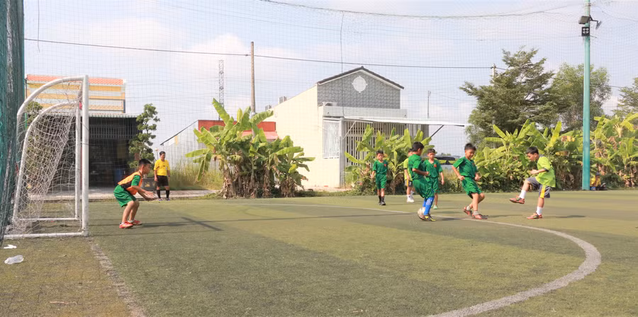 Học sinh tranh tài tại giải bóng.