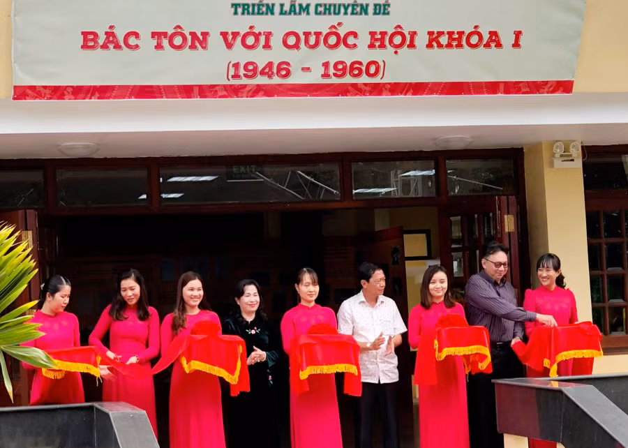 Đại biểu thực hiện nghi thức cắt băng khai mạc triển lãm.