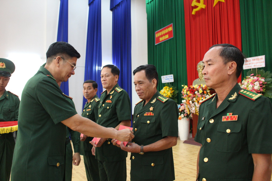 Đại tá Huỳnh Văn Đông trao Kỷ niệm chương &quot;Vì sự nghiệp xây dựng Quân đội Nhân dân Việt Nam&quot; cho các cá nhân trong lực lượng BĐBP tỉnh.