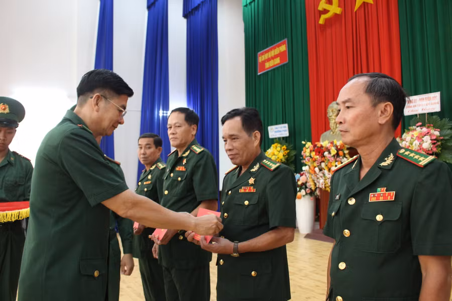 Đại tá Huỳnh Văn Đông trao Kỷ niệm chương "Vì sự nghiệp xây dựng Quân đội Nhân dân Việt Nam" cho các cá nhân trong lực lượng BĐBP tỉnh.