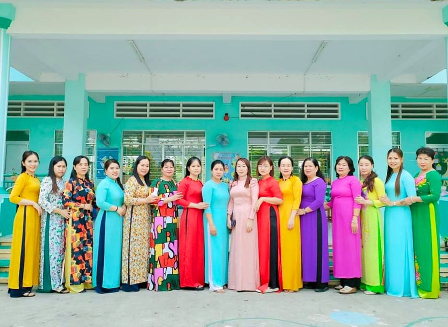 Nữ giáo viên Trường Mẫu giáo Vĩnh Chánh (An Giang) duyên dáng áo dài khi đến lớp. Nữ giáo viên Trường Mẫu giáo Vĩnh Chánh (An Giang) duyên dáng áo dài khi đến lớp.