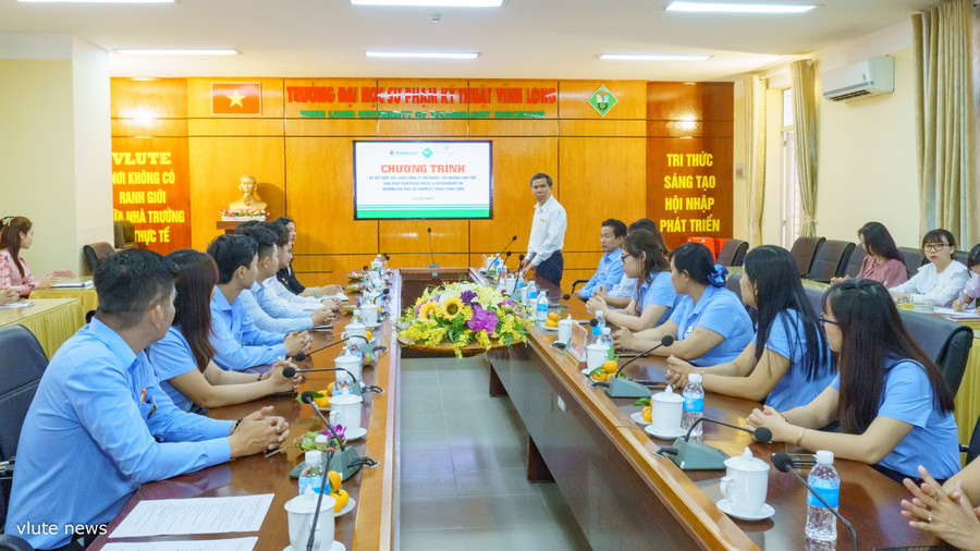 PGS. TS Lê Hồng Kỳ giới thiệu khái quát về Trường ĐH Sư phạm Kỹ thuật Vĩnh Long.