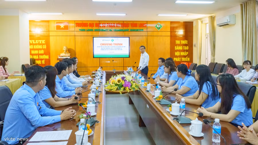 PGS. TS Lê Hồng Kỳ giới thiệu khái quát về Trường ĐH Sư phạm Kỹ thuật Vĩnh Long. PGS. TS Lê Hồng Kỳ giới thiệu khái quát về Trường ĐH Sư phạm Kỹ thuật Vĩnh Long.