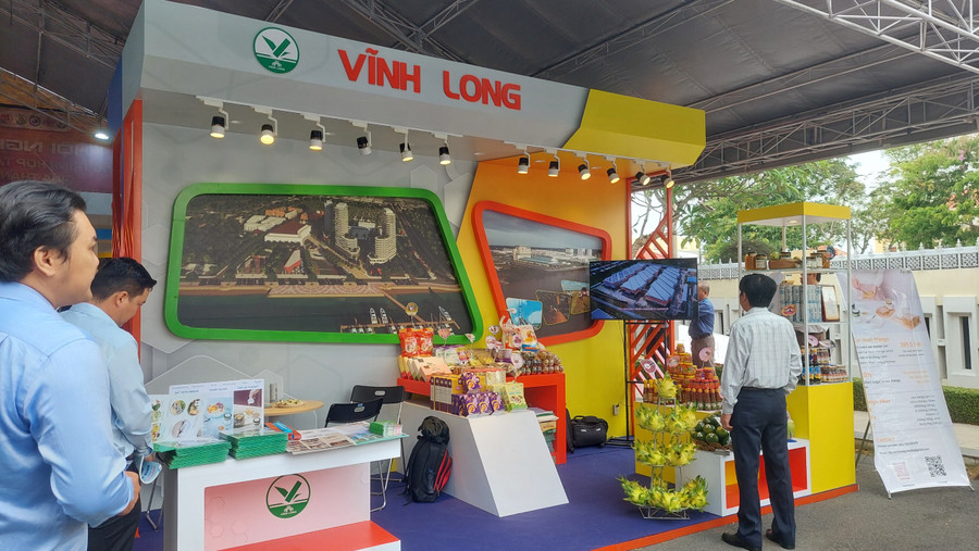 Các đại phương tham gia trưng bày gian hàng tại hội nghị. Các đại phương tham gia trưng bày gian hàng tại hội nghị.