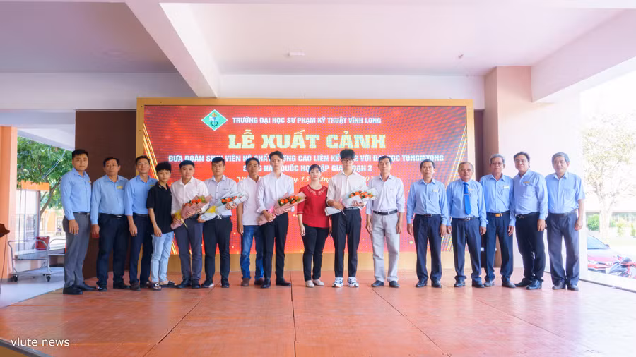 Lãnh đạo nhà trường và phụ huynh chụp ảnh lưu niệm cùng học sinh.